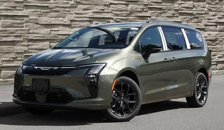 Chrysler Pacifica Nová 2027 na cestě do ČR AWD
